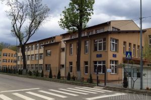 Certată cu iubitul, o elevă de 15 ani de la Colegiul Economic ar fi vrut să se sinucidă în şcoală