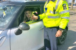 Politistii constanteni au oferit flori doamnelor si domnisoarelor din trafic (galerie foto)