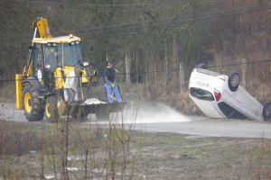 Accident lângă Hanul Pescarilor: O maşină a ajuns în şanţ cu roţile în sus, pe strada... Şanţului