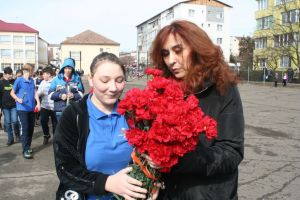 Oferind flori tuturor doamnelor, elevii Şcolii Gimnaziale nr. 1 Bistriţa au stârnit multă emoţie (FOTO)