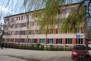 Bătaie în faţa Liceului Sportiv din Oradea: Cinci tineri au fost ridicaţi de jandarmi, după ce au luat o fată la pumni