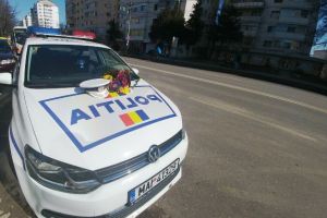 FOTO: Poliţiştii au împărţit „amenzi” florale şoferiţelor din trafic