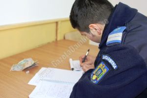 „Lecţii” de barbut la un liceu târgoviştean, întrerupte de jandarmi! Amenzile mult mai mari decât „masa”