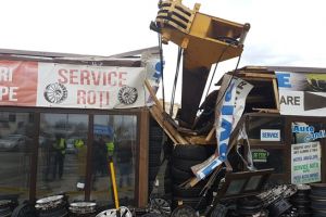 Barbat ranit dupa ce o macara s-a prabusit peste o cladire, la Dumbravita