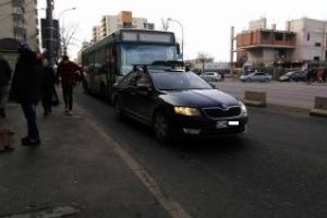 Cocalar de 8 Martie: Șoferul maşinii a oprit în staţie ca să cumpere flori - FOTO