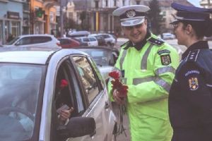 FOTO: Flori şi carduri-mărţişor pentru şoferiţe!