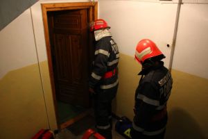 Descoperire macabră. Cadavru în stare de putrefacţie, găsit într-un apartament din Satu Mare