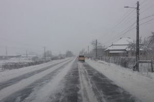 Ultimele ninsori au dat peste cap traficul în judeţ: Poliţia rutieră a împărţit amenzi de peste 25.000 lei firmelor de deszăpezire (FOTO)