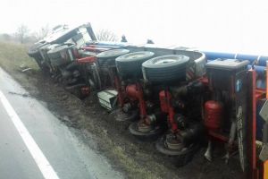 ACCIDENT pe DN7, la Hanul de la Răscruce. Cisternă RĂSTURNATĂ în şanţ (GALERIE FOTO)