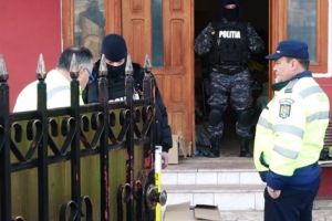 Cămătari luaţi pe sus de mascaţi