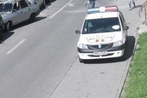 Un poliţist şi-a şicanat iubita în trafic, cu maşina de serviciu, şi a lovit-o