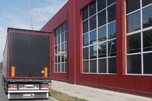 Un şofer de TIR a refuzat să prezinte actele poliţiştilor locali. Cum au reacţionat poliţiştii