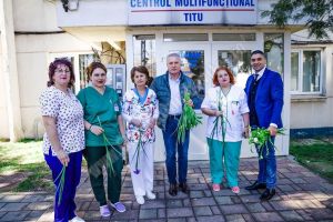 Doamnele din Titu, răsfăţate astăzi cu flori şi cuvinte frumoase