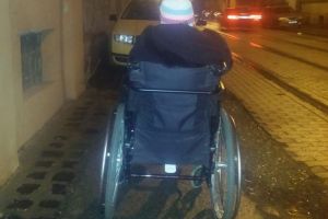 Timisorenii in scaune cu rotile ii roaga frumos pe soferi sa nu mai parcheze pe trotuare