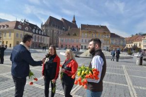 Costel Mihai, Diana Chelaru şi Carla Stoica au oferit flori domnişoarelor şi doamnelor în Piaţa Sfatului