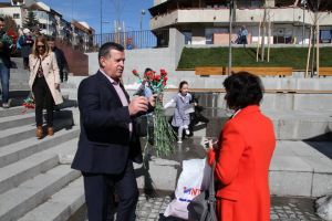 FOTO! Primarul municipiului Râmnicu Vâlcea, Mircia Gutău, a oferit flori vâlcencelor cu ocazia Zilei Internaţionale a Femeii