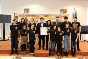 Mentorul creatorilor de roboţi a primit diploma „Arădeni cu care ne mândrim”
