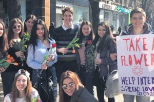 Elevi în acţiune: 500 de lalele pentru mame!