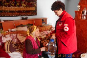 Crucea Roşie le-a dus apă potabilă bătrânilor