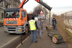 La refăcut! A început demontarea stâlpilor şi balustradei din zona podului Sfântul Ladislau (FOTO)