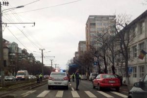 Autorităţile IGNORĂ de ani buni o solicitare a Liceului Naţional de Informatică. Între timp, MOR OAMENI! SONDAJ pe tema semaforizării trecerii de pietoni: DA sau NU?