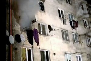 Panică la Tulcea. Incendiu într-un bloc de garsoniere 