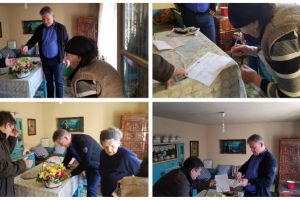 FOTO: Maria Breaz, singura văduvă de război domiciliată în Alba Iulia, premiată de către primarul Mircea Hava şi viceprimarul Gabriel Pleşa, cu ocazia Zilei Femeii