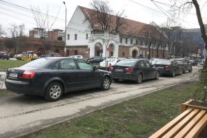 Masini parcate in parc, in centrul Timisoarei. In 2018 se fac SF-uri pentru parcari in Cetate
