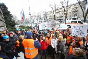 Protest in fata Consiliului Judetean Timis. Angajati ai DGASPC isi cer sporurile taiate