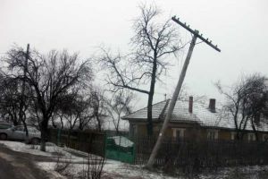 În atenţia autorităţilor: Stâlpi care stau să cadă… peste oameni