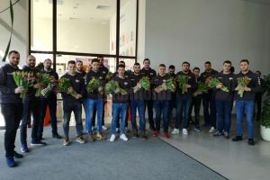 Handbaliştii Universităţii au oferit flori femeilor din Suceava