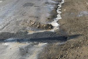 Drumurile stricate după lunile de iarnă, reparate cu asfalt la rece, o soluţie care ţine ...