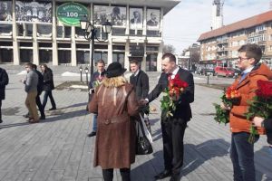 2.300 de flori împărţite de viceprimarul Lucian Harşovschi şi tineretul liberal