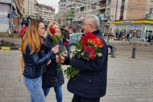 Primarul Ion Lungu a împărţit mii de flori sucevencelor, de 8 Martie