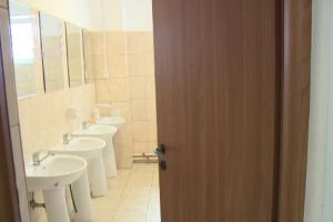 Șoc într-un liceu din România. Cum a fost găsită o elevă minoră în baie