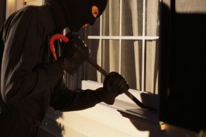 O grupare de hoţi care a dat spargeri în Aleşd, pusă sub urmărire penală de poliţiştii bihoreni