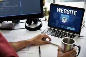 O firmă din Harghita a adus la sapă de lemn o primărie din Vrancea