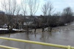 Încălzirea bruscă a vremii şi topirea zăpezii continuă să producă pagube în judeţ/ Circulaţia pe DE70 este, în continuare, restricţionată