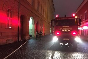 Alerta de incendiu la Palatul Dicasterial. Pompierii au evacuat 17 persoane