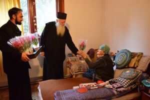 Preotii le-au oferit flori batranelor de la asezamantul din Checea