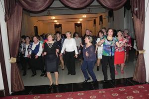 FOTO: De ziua lor, peste 300 de femei au fost sărbătorite de social-democraţii din Cugir