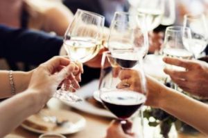 O cunoscută prezentatoare mahmură la emisiune. „Aoleu, Doamne, cine m-a pus să beau cele 44 de pahare?” FOTO ÎN TEXT