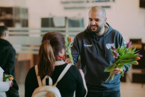 Peste 3.000 de flori şi premii de răsfăţ, oferite în dar femeilor de Iulius Mall Suceava