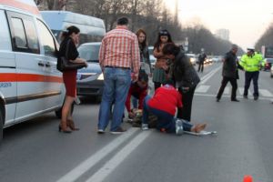 ACCIDENT GRAV. Minoră de 16 ani, lovită pe trecerea de pietoni