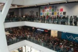 Haos la Mall, după ce un magazin a anunţat că vinde iPhone-uri cu 50 de dolari FOTO