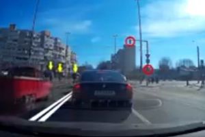 Imagini incredibile la Constanta. Un sofer a depasit coloana de masini de la semafor pe contrasens si a trecut pe culoarea rosie printre pietonii care traversau regulamentar (video)