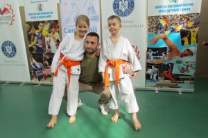 Multiplul campion la karate tradiţional Raul Tudorică, în mijlocul elevilor Şcolii Gimnaziale Nr. 11 din Oradea (FOTO)