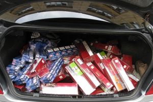 Peste 27.000 de pachete de ţigări confiscate de poliţiştii rutieri