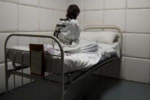 Scene FIERBINȚI la un spital de PSIHIATRIE. Ce le făceau asistentele PACIENȚILOR BOLNAVI este strigător la cer