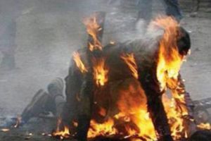 CRUZIME rar întâlnită. I-a DAT FOC TATĂLUI după ce l-a stropit cu BENZINĂ